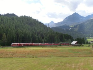 Zug der Rhätischen Bahn im Oberengadin, Schweiz, Alpine Bike Tour 