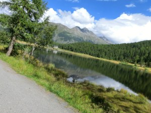 Malerischer Bergsee in der Nähe von St. Moritz, Schweiz, Alpine Bike Tour