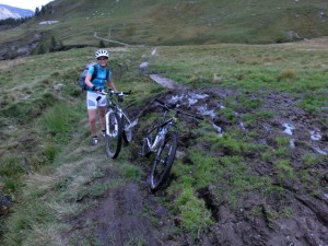 Schlammiges Moorfeld kurz vor Maloja, Schweiz, Alpine Bike Tour