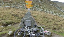 Wegweiser auf dem Tomülpass, Schweiz, Alpine Bike Tour