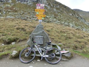 Wegweiser auf dem Tomülpass, Schweiz, Alpine Bike Tour