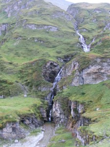 Wasserfall am Tomülpass, Schweiz, Alpine Bike Tour