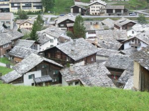 Charakteristische Hausdächer in Vals, Schweiz, Alpine Bike Tour