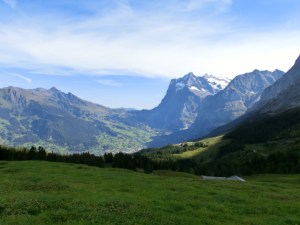 Blick von Kleine Scheidegg über Grindelwald und Grosse Scheidegg, Schweiz, Alpine Bike Tour