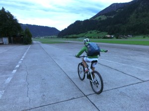 Die Route führt über ein Flugfeld bei Matten, Schweiz, Alpine Bike Tour