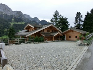 Haus im Chalet-Stil bei Gstaad, Schweiz, Alpine Bike Tour