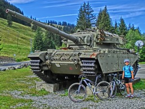 Ein Panzer, bei La Lecherette, Schweiz, Alpine Bike Tour