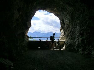 Unbeleuchteter Straßentunnel, bei Corbeyrier, Schweiz, Alpine Bike Tour