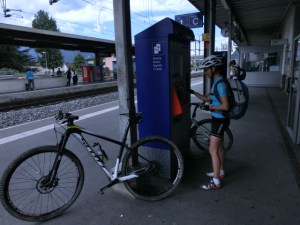 Am Bahnhof in Aigle, Schweiz, Alpine Bike Tour