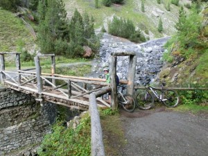 Holzbrücke bei der Abfahrt nach Livigno, Italien, Alpine Bike Tour