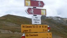 Wegweiser am Pass Chaschauna, Schweiz, Alpine Bike Tour