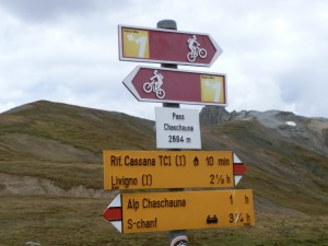 Wegweiser am Pass Chaschauna, Schweiz, Alpine Bike Tour