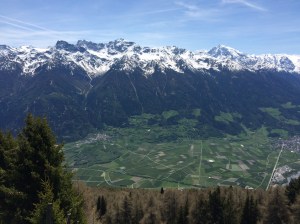 Panorama Tschengls mit Blick auf Tschenglser Hochwand und Ortler, Vinschgau, Südtirol