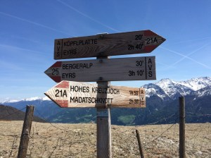 Wegweiser auf einem Plateau über der Köpflplatte, Vinschgau, Südtirol