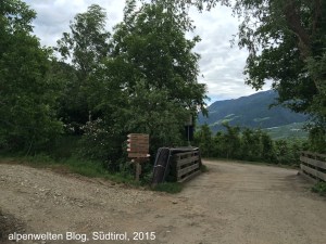 Ausgangspunkt in Tiss unterhalb der Dorfkirche, Vinschgau, Südtirol