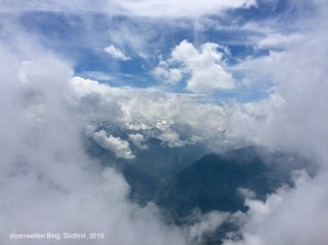 Blick ins wolkenbehangene Tal, am Zerminiger, Vinschgau, Südtirol
