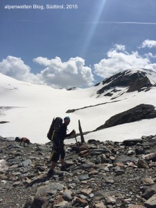 Pfahlartige Markierung am Langenferner Gletscher; die Casatihütte ist am Horizont in der Bildmitte erkennbar, Südtirol