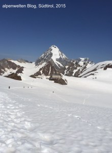 Casatihütte (3269 m) mit Königspitze (3859 m) im Hintergrund, Südtirol