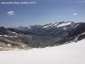 Blick vom Gletscher aus über das hintere Martelltal, Südtirol