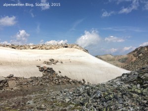 Schneereste auf dem Weg zur Taitschroi, Vinschgau, Südtirol