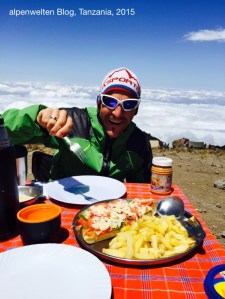 Pizza und Kartoffelschnitze zum Mittagessen über den Wolken, Kilimanjaro, Tanzania