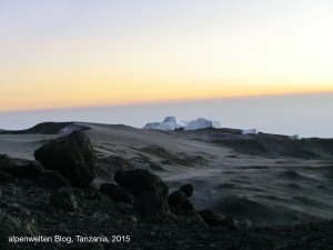 Schwarzes Lavagestein und weißes Gletschereis am Kilimanjaro, Tanzania