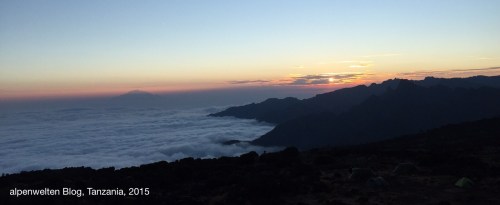 Der Mount Meru ragt aus dem Wolkenmeer heraus, fotografiert am Kilimanjaro, Tanzania