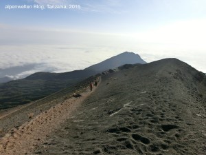 Pfad über vulkanische Asche auf dem Rückweg vom Gipfel, Mount Meru, Tanzania