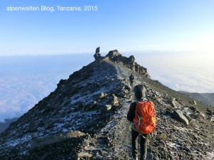 Morgens ist der Fels am Kraterrand des Mount Meru noch leicht vereist, Tanzania