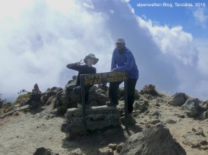 Mit unserem Guide Muddy am Little Meru Peak, 3.820 m, Arusha Nationalpark, Tanzania