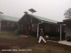 Miriakamba Huts (2514 m), im frühabendlichen Feuchtnebel, Arusha Nationalpark, Tanzania