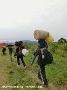 Träger am Mount Meru, Arusha Nationalpark, Tanzania