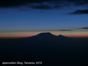 Das erste Licht des Morgens hinter Kibo und Mawenzi, gesehen vom Gipfel des Mount Meru; Tanzania
