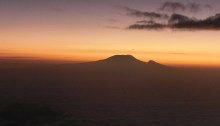 Wenige Momente später: Sonnenaufgang hinter dem Kilimanjaro, über einem Meer aus Wolken, fotografiert vom Gipfel des Mount Meru, Tanzania