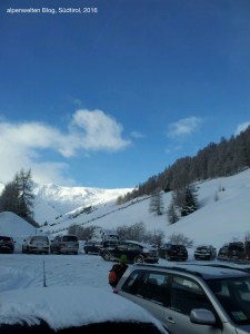 Parkplatz am Lift in Rojen, auf 1.920 m, Vinschgau, Südtirol.