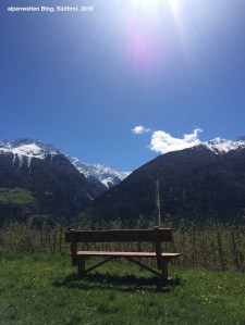 Bank mit Blick ins Laaser Tal und auf die Laaser Marmorbahn, Südtirol