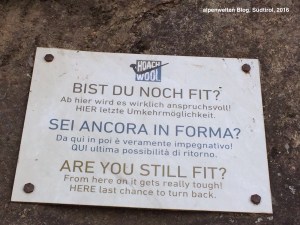 "Bist du noch fit?" - Tafel am Klettersteig Hoachwool, Naturns, Südtirol