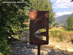 Wegmarkierung Klettersteig Hoachwool am Einstieg neben dem Schnalser Bach, Südtirol