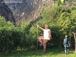 Hinweistafel am Parkplatz und Anfang des Klettersteigs Hoachwool, Naturns, Südtirol