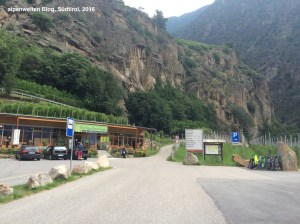 Parkplatz des Vinschger Bauernladen an der Staatsstraße bei Naturns, am Eingang zum Schnalstal.