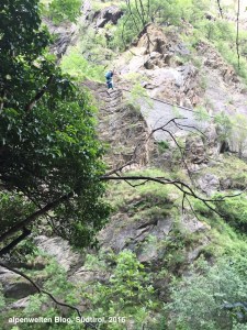 Am Ende des Zustiegs gilt es diese Seilbrücke zu überqueren, Klettersteig Hoachwool, Südtirol
