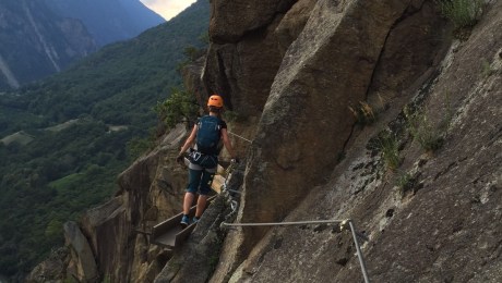 Die alten Verankerungen des Wasserwaals und die nachgebaute Holzrinne sind willkommene Kletterhilfen am Hoachwool, Südtirol