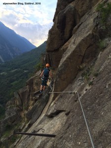 Die alten Verankerungen des Wasserwaals und die nachgebaute Holzrinne sind willkommene Kletterhilfen am Hoachwool, Südtirol
