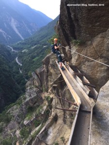 Auf dem nachgebauten Wasserwaal aus Lärchenholz hoch über dem Abgrund, Hoachwool, Südtirol