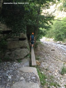 Der Zustieg zum Klettersteig Hoachwool verläuft entlang des Schnalser Bachs, Südtirol